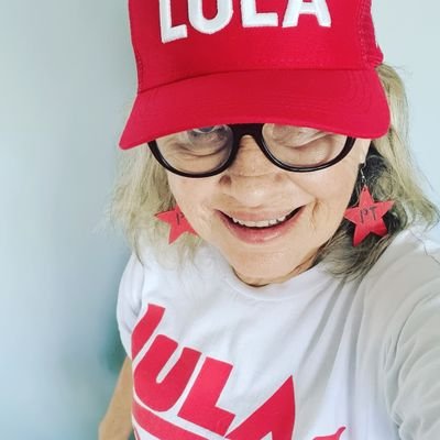 Professora aposentada da rede pública ,Petista SOCIALISTA .