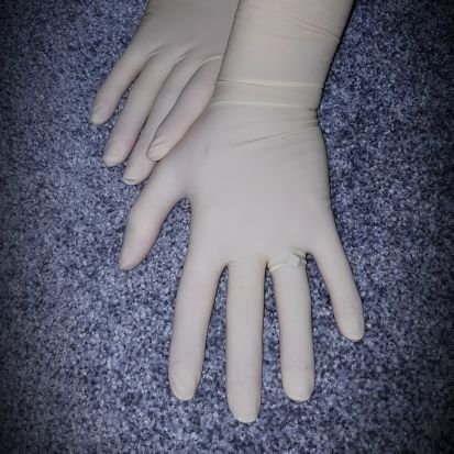 hello friends I love the medical fetish besides being a lover of surgical gloves if you send me some gloves I will reward you with some photos