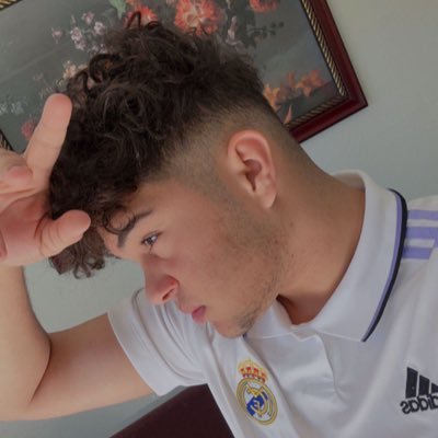 me gusta leer🤓 componer canciones 💫el rap y el Real Madrid 🇨🇺 🇺🇸att el lápiz ✏️