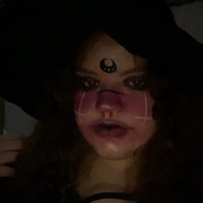 jaded_jakki's profile picture. return me for a full refund 🦊 future illustrator or something 🐱 gotta love a good fat cat 👽 21 💜 hjpk 11.16.21