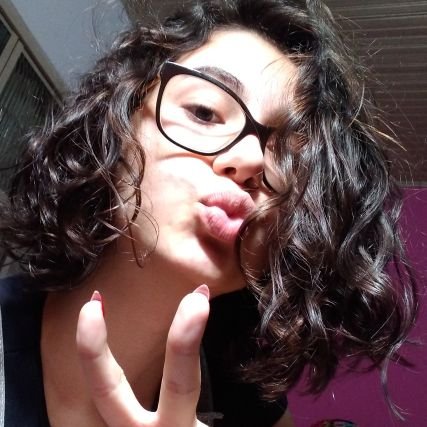 Pode me chamar de Dora. Pode não, você deve e irá me chamar de Dora.