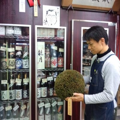 大坂堺で地酒・地焼酎を育てています。昼は地酒屋、夜は剣道の稽古 。減り続ける剣道人口が増えるような活動を中心に自身の稽古も頑張ります。堺市内の剣道人口が増えますように、剣道と子供達の明るい未来を願います。十四代・飛露喜・花陽浴・一歩己いぶき・咲耶美さくやび・いも麹芋・富乃宝山・兼八・耶馬美人・あべ、イルミナ特約店大阪堺