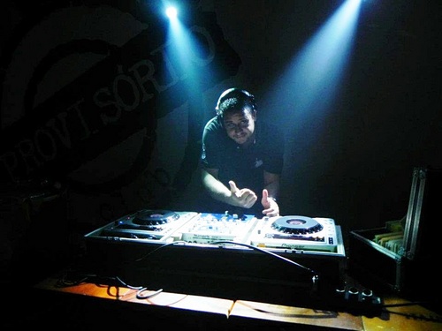 Esta página foi criada para melhor informar aqueles que curtem o som do Dj Junior! Fique por dentro do que há de melhor na Night Carioca!