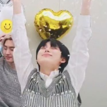 “army, you are the brightest stars in my universe” -V ~~~ my life revolves around sunoo ~~~ i only open this acc when enha has a cb