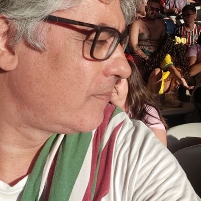 Eu pego a vida pelos chifres.
Neles me furo.
Neles me curo.
