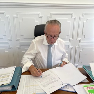 Presidente C.M. da Figueira da Foz, Advogado, ex-Primeiro Ministro, ex Deputado (AR e PE) e ex-Presidente CML Membro honorário da Academia Portuguesa História