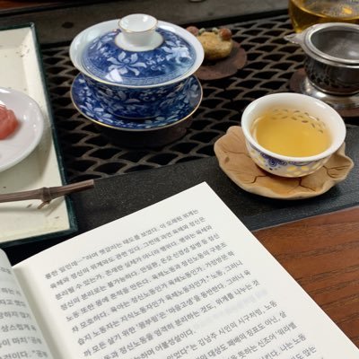 dada_booklover's profile picture. “다가서다, 다다서가.”                        다다茶茶(@dada_tealover)의 독서 감상 및 추천 계정📚📖 #다다의독서