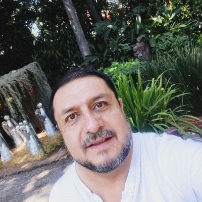 Padre, Empresario, Cantante por gusto y Lector por convicción...