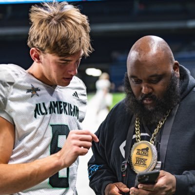 Host Along The Wire Podcast; @rivals Recruiting Reporter/Writer @UTSARivals :@Horns247 Contributor reporter:210 Texas HSFB Ambassador IG: alongthewire