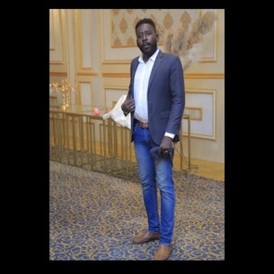 لست مثقف ولا كاتب و لا طبيب ولا اعلامي انما انا شخص احاول ان انير طريقي وطريق من حولي / ناشط اجتماعي 🇹🇩