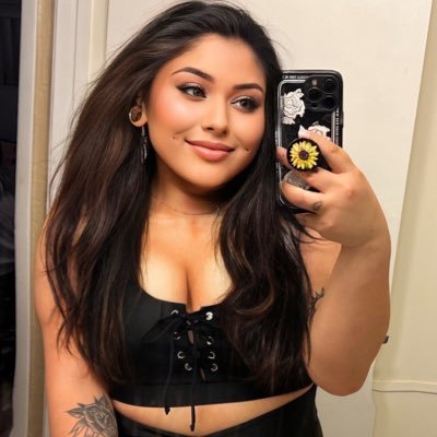 ur fave thicc latina/native 🫠 taurus ♉️ i stream sometimes x @volumesband spotify top .005% listener 🖤 streamer for @SIXF1GURES 🎮 life duo @christripsz 🤍