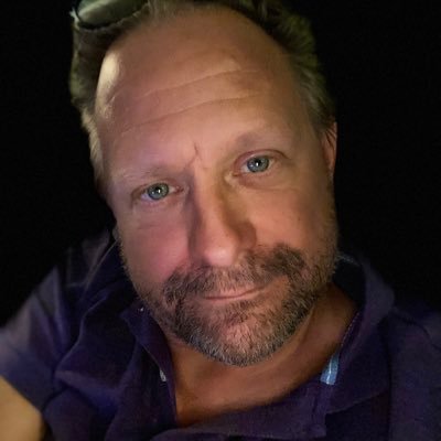 Ik ben Jelle: partner, vader, ondernemend, COO, vriend, aardig, eigenwijs en leergierig. Privé en zaken lopen doorelkaar.