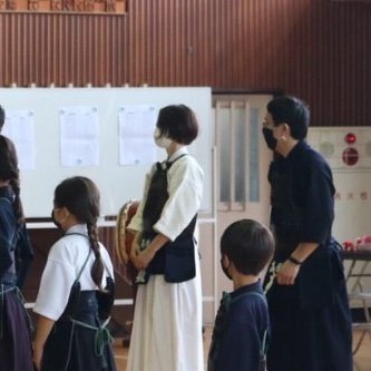 長男が小学校入学を機に剣道を再開。以来、小学生に剣道を教えつつ自分も学びながら継続中です。20代の息子三人も社会人となった今も剣道を続けています。長男（五段）は職場の剣道大会だけのにわか剣士、次男（五段）は週末剣士、三男（五段）はコロナ禍で大学部活を細々と引退し復活。稽古の記録と雑感をつぶやきます。