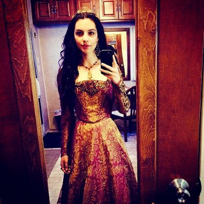 Cronista oficial de la Corte. Hª del Arte y Juegos. Influencer Renacentista. Azote de plebeyadas. Con acento andalú. Mi tiara por un serranito... y croquetas!