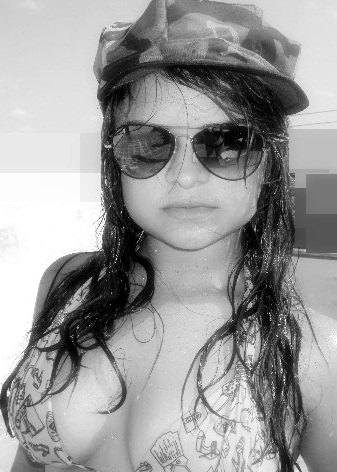 Garota de riso aberto e olhar misterioso.Com uma sensibilidade de flor, um jeito encantador de ser,dentro dela tem um coração que só bate por ele @rauaanS.