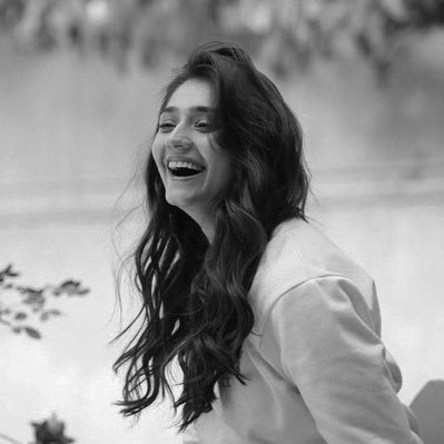 e____84's profile picture. أتغذّى على دهشة الأدب.