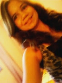 Todas as manhãs ela deixa os sonhos na cama, acorda e põe sua roupa de viver! (Clarice Lispector)