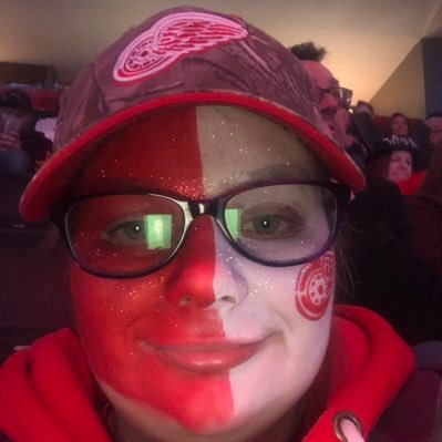 i am 31 and in college #flippinfamily #codytroops I am a big @DetroitRedwings and @tigers fan #LGRW