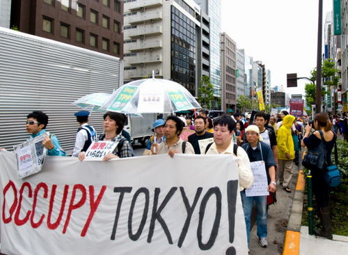 東京でのOCCUPY TOKYOデモ主催メンバー等が中心となりTwitteしています。We are members who held a demonstration ‘Occupy Tokyo’in Japan.