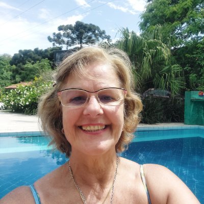 Brasileira de nascimento, amo meu país e amo meu povo brasileiro. Ainda seremos uma grande Nação, merecemos mais do que migalhas do comunismo e socialismo.
