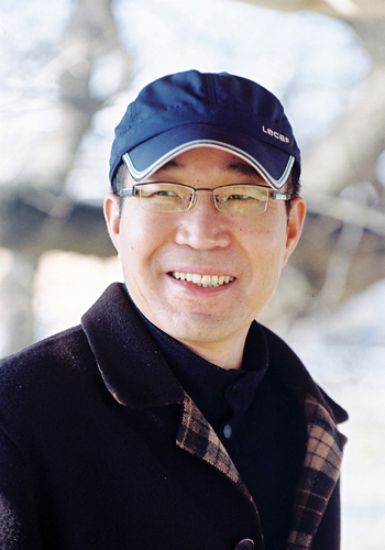 kluung's profile picture. 살구나무에 살구비누 열리고(시집), 프라이팬을 타고가는 도둑고양이(동시집), 삐뽀삐뽀 눈물이 달려온다(동시집)