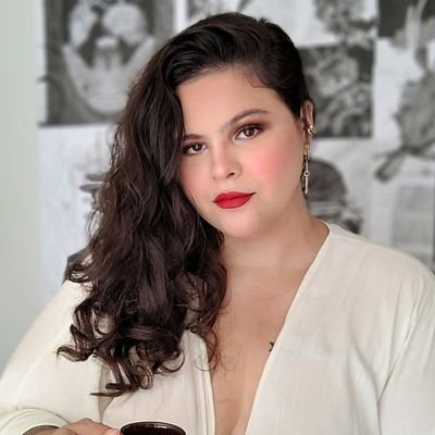 Jornalista. Copywriter. Nordestina. Apaixonada por vinho, filosofia, chocolate e silêncio. Ama cozinhar e compartilhar boas energias com os de verdade.