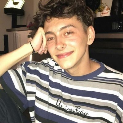 chenche26823740's profile picture. 一半给热爱，一半给生活