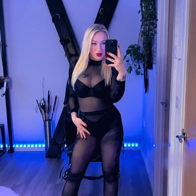 Owner of Men souls.Proffessional Dominatrix.Dark Goddess Crawl and Kneel at My Feet 🦶 ❤️🤩Findom