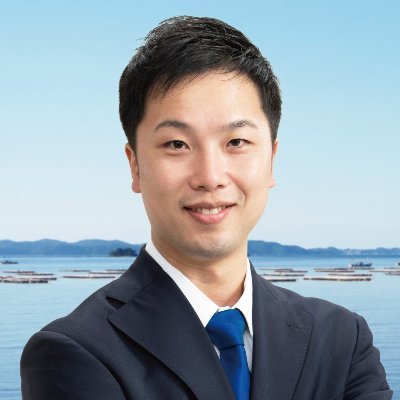 上々企画㈱／代表取締役／デザイナー／東広島市議会議員
安芸津町出身
3児の父（内１人目の子供とは死別）
JAにて農業現場の生産から販売までを経験し、デザイン業界へ。
2023年4月の市議会議員選挙にて初当選。
https://t.co/ZQTx4VdQdS