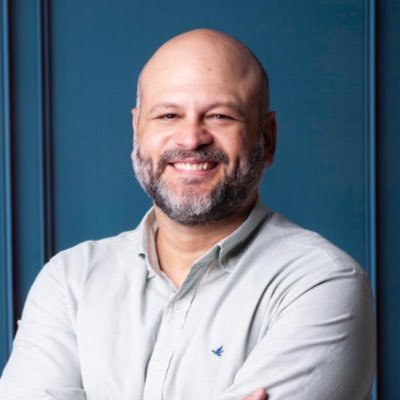 Pai. Marido. Filho. Advogado tributarista. Professor. Cozinheiro e artista amador.