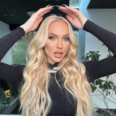 XtineQuinn's profile picture. Author of “How to be a boss bitch” all around sarcastic bitch