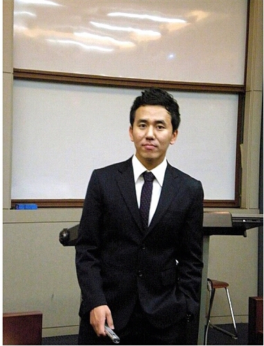 땅속에 있는금만 아름다운 줄 알게 되면 하늘의 별을 평생 못보고 살테니. 아직까지는 땅속의 금을 파기보다는 하늘의 별을 보며 꿈을 키우는 삶을 살고 싶다
http://t.co/dBD7aBkm
