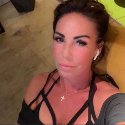 Jenny7201942549's profile picture. Dark to Light 💫✝️