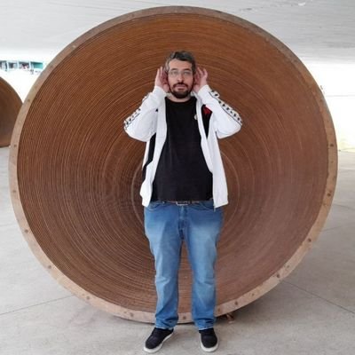 Professor e compositor, autor na newsletter Lambrequim, projetos na Têmpora Criativa e vídeos no YT (wherearemytrophies), Vasco da Gama.