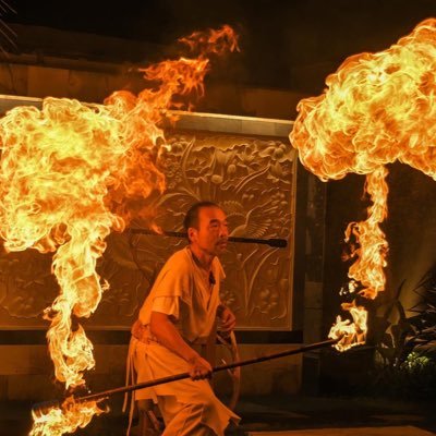 皆さんこんにちは！ 火炎舞踏家 (Fire performer )NOBUです！ UNIVERSAL GYPSY というチームの代表も務めています！ 国内外問わずとってもアツいファイヤーショーをお届け致します！ショーを観て、より元気になって頂くことがモットーです！ どうぞ宜しくお願い申し上げます！