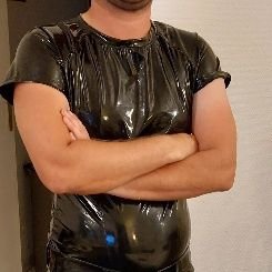 Gay kiffeur, survet,  cuir, latex. 
Pratique également le slam.
Je suis passifs à tendance dominante 
Recherche à faire du porno