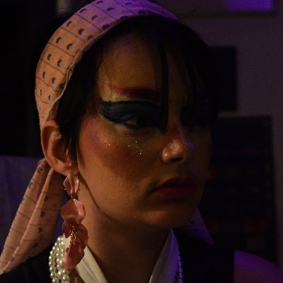 Entre musicien fantôme et magicienne à paillettes 🎩✨
Baby drag queen & transgay mess 🏳️‍⚧️ 
📸 par @gaytariste