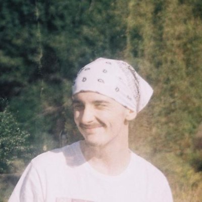 /'pɔθkɐs̠/ gestionado por um rapaz chamado isaac que ficou obsesso com a rádio da escola e que agora quer um chisco de podcasinho
