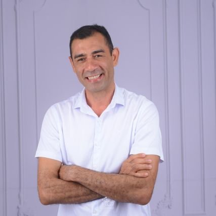 Pai, esposo e filho. Ex-secretário de planejamento de Bayeux. Empreendedor no ramo de alimentação. E um ativista da cidadania