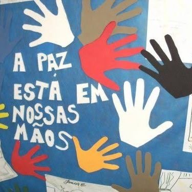 Biólogo de formação, professor de Biologia e servidor público.