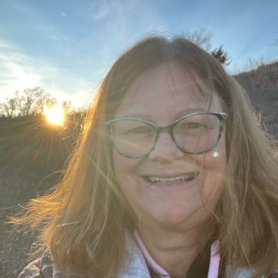 carolyna734's profile picture. 