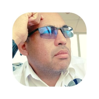 Periodista. Magister en Comunicación Corporativa. Controlador de Tránsito Aéreo.
