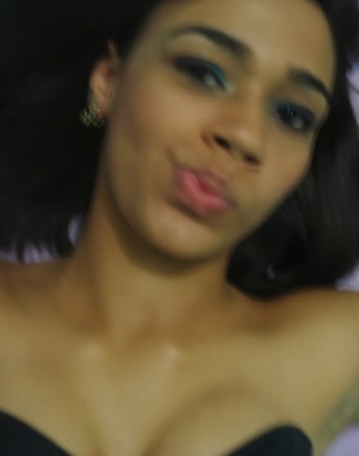 Modesta, menina extrovertida..
sou Básica quando deve e elegante também.., 
Meeus amigos me conhecem muito beem

Me seegue =D