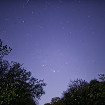 Hyona515's profile picture. "There are two ways of spreading light: to be the candle or the mirror that reflects it." ("빛을 퍼뜨릴 수 있는 두 가지 방법이 있다. 촛불이 되거나 또는 그것을 비추는 거울이 되는 것이다.")