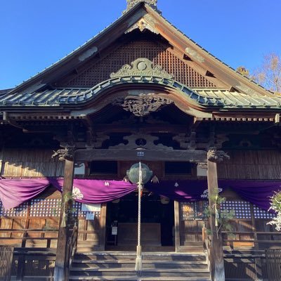 真言宗智山派の寺院    御本尊は愛染明王    不動堂には成田山新勝寺より灌頂の不動明王が御祀りされる    各種 御祈祷も行なってます