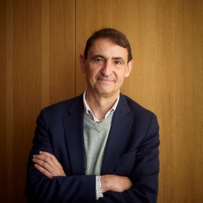 Profesor. Director Académico de Posgrados @fcomunav. Entre la #comunicación y el #management: trabajo, amistad, escucha, confianza, atención y...libros.