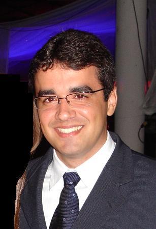 Advogado, servidor público, músico e estudante. Amo minha família, gosto de tecnologia e de prosear com os amigos tomando uma gelada.