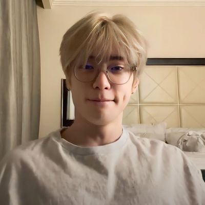 jeoajhyn's profile picture. not real - 🔞 - anne gemini.