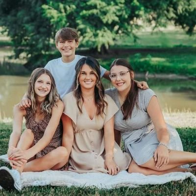 I am a busy mom to 4 kids that are very active in sports and everything under the sun.
I am a real estate agent for Platinum Realty