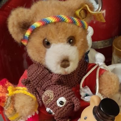 Hallo! Ich heiße Knöpfchen und lebe mit ganz vielen Geschwistern 🐻und einem 🧓🇩🇪🏴🏳️🌈zusammen.🏊♂️🤺🚴♂️🚶♂️ 🎹 und kochen.
ANTIFA.